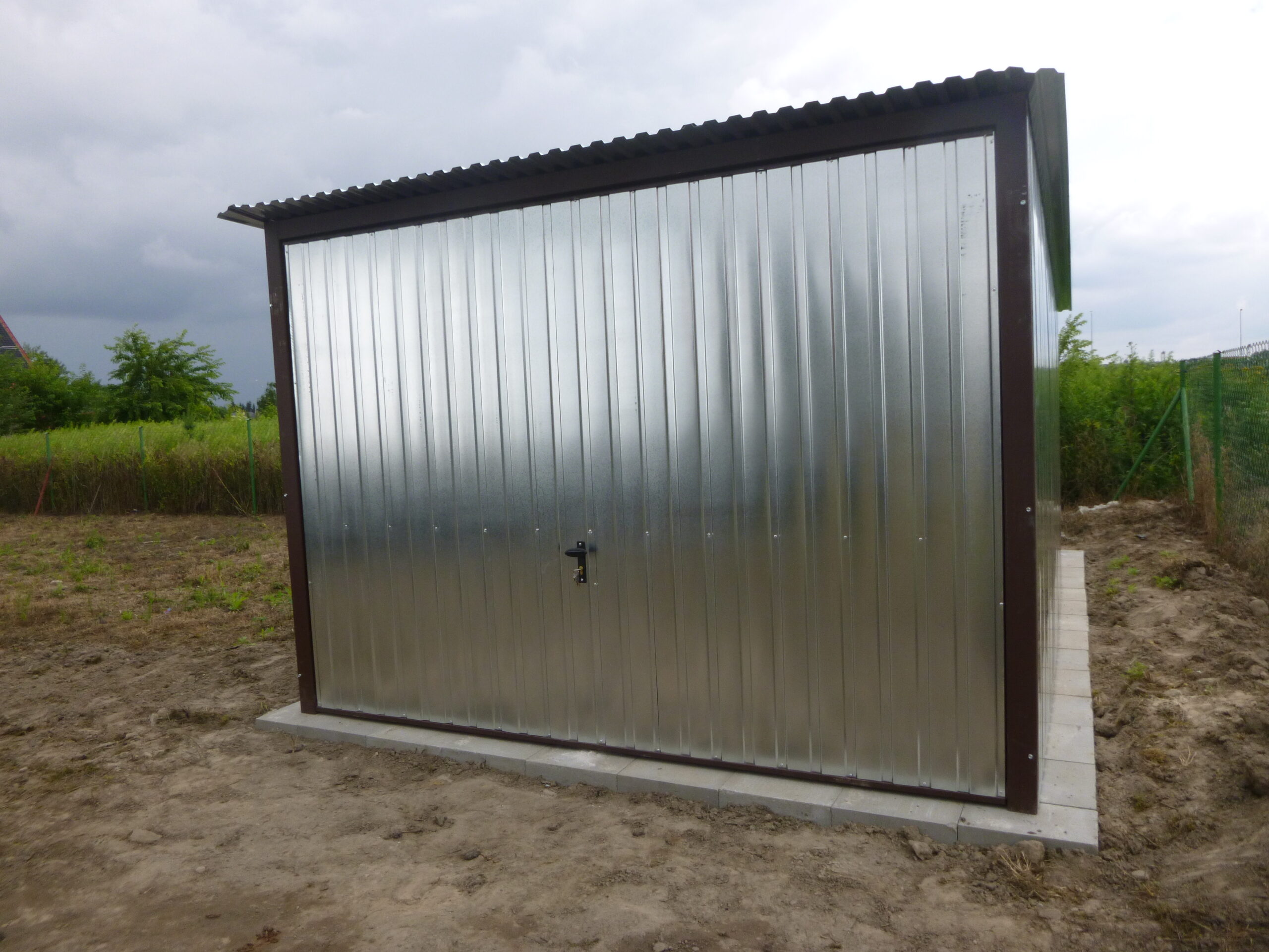 Garaż blaszany 3x5 brama uchylna - obrazek 4