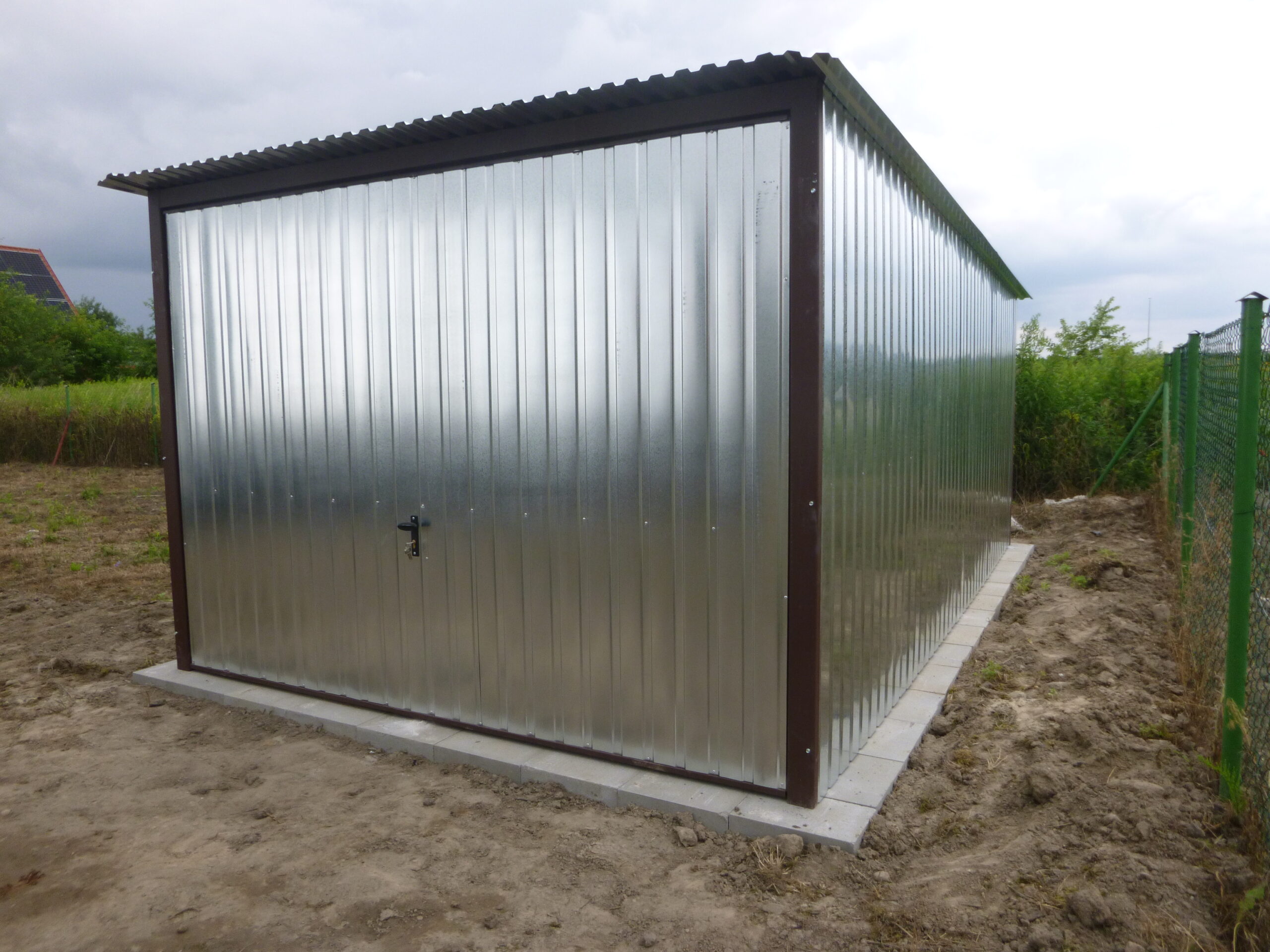 Garaż blaszany 3x5 brama uchylna - obrazek 3